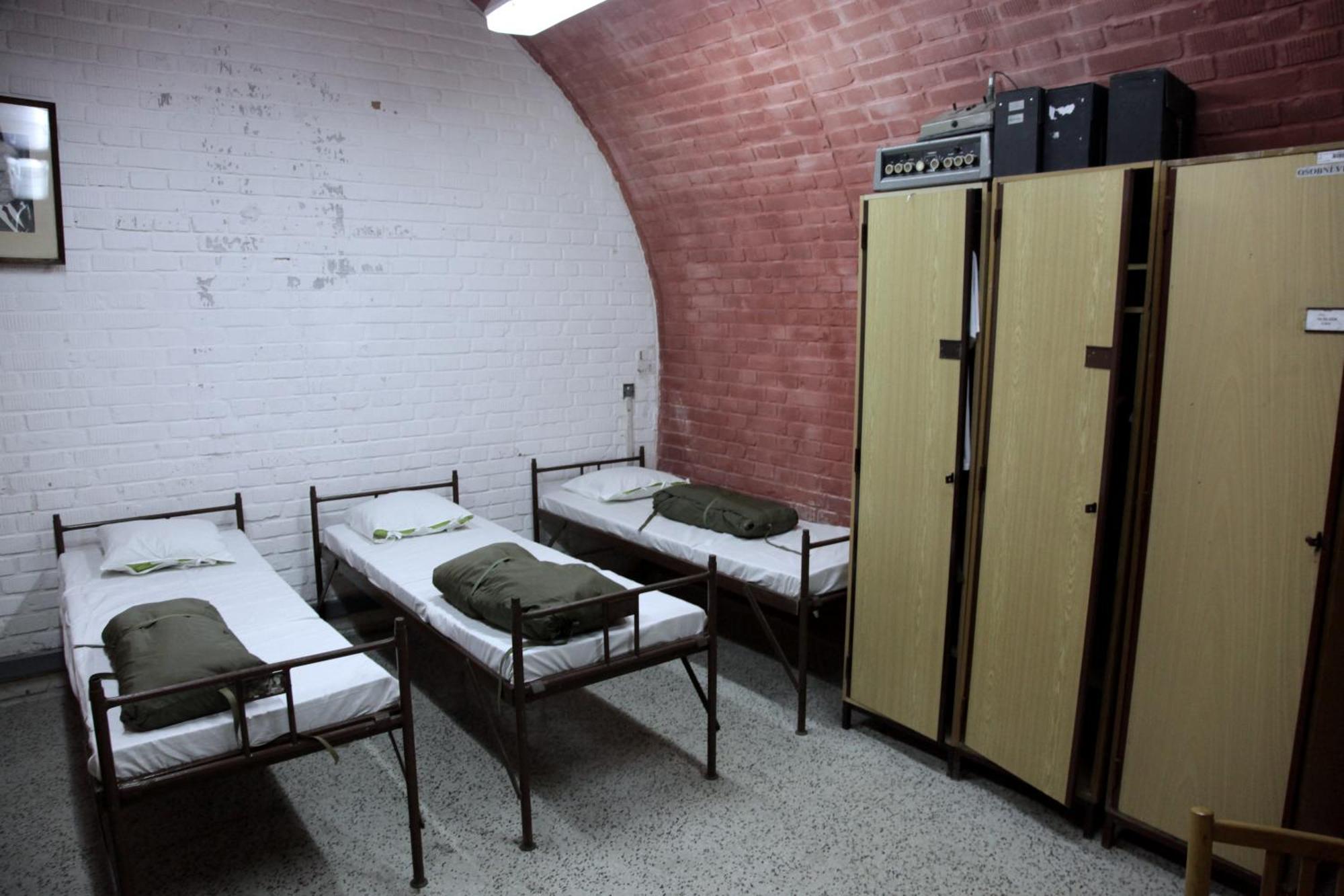 10-Z Bunker Hostel Brno Luaran gambar