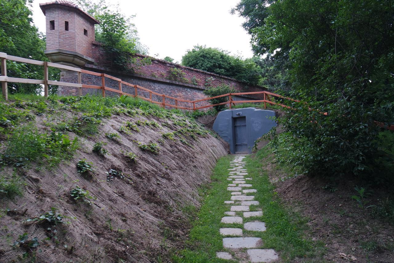 10-Z Bunker Hostel Brno Luaran gambar